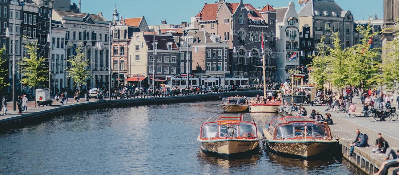Foto in het centrum van Amsterdam aan de gracht.